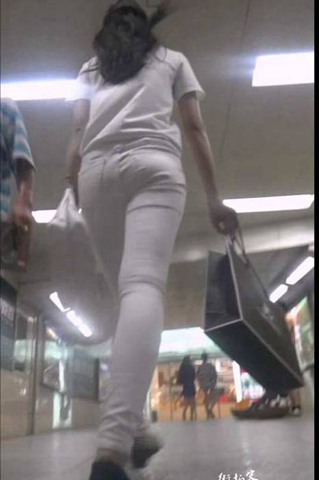 街拍视频00031超性感的紧身白裤少妇臀部很翘很紧